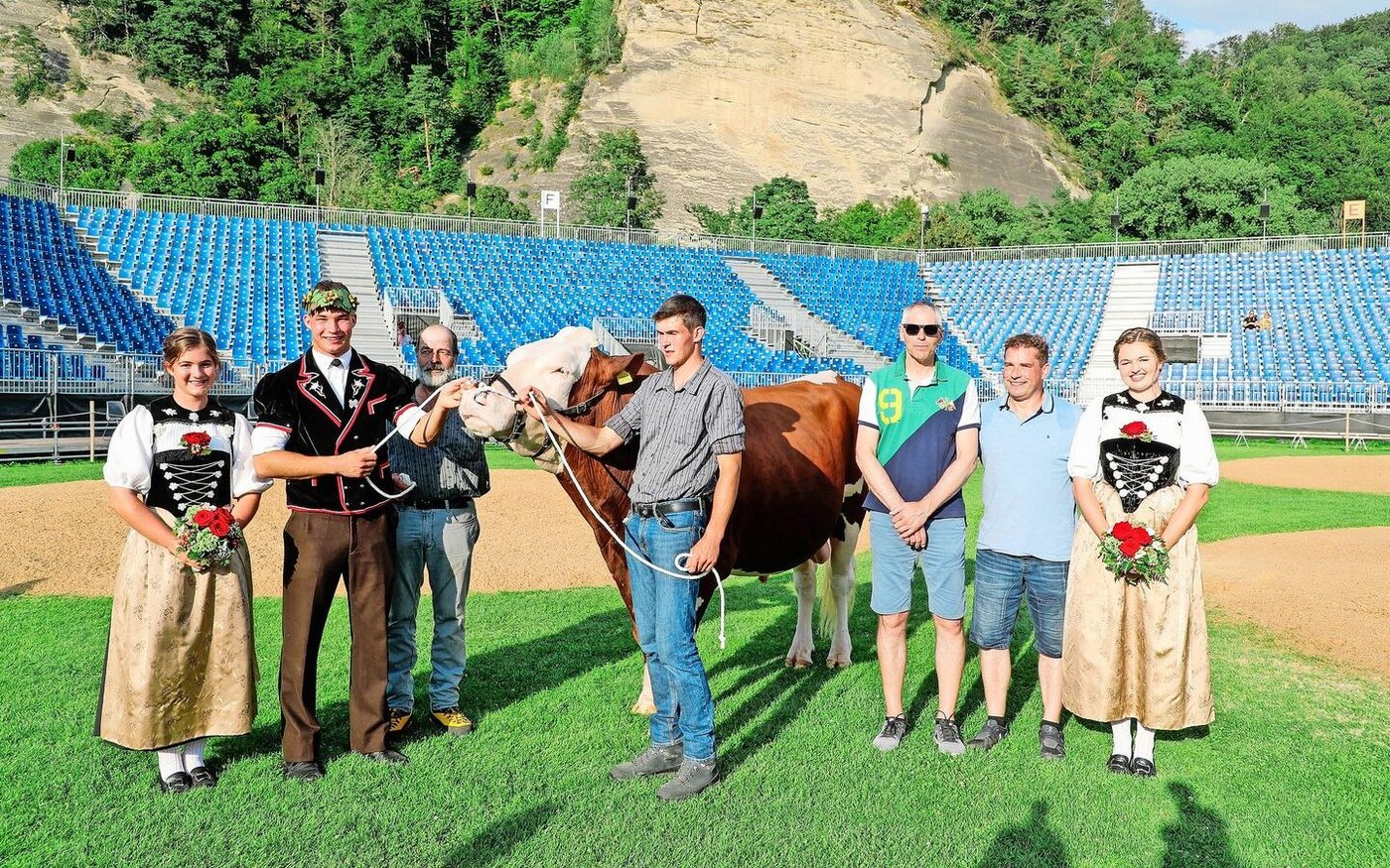 Einmal etwas Verrücktes tun – so nennt der Metzgermeister (Dritter von rechts) die letztes Jahr getätigte Lebendspende für ein Schwingfest.