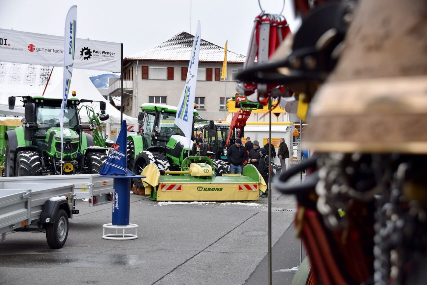 Typisch Agrimesse: Zwischen Glocken, Ledergurten und stehen schneebedeckte Landmaschinen. 
