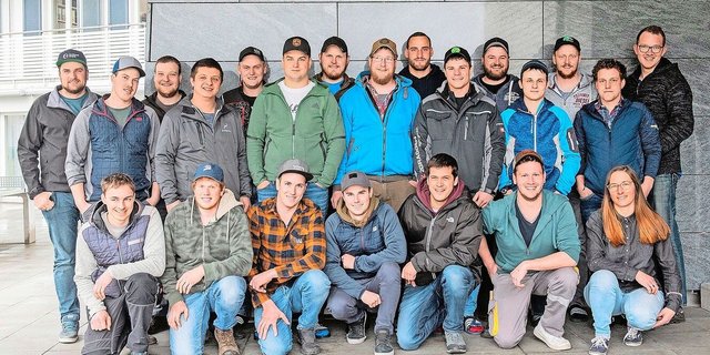Die erfolgreichen Absolventen und die Absolventin der NHB Landwirt EFZ am BWZ Uri, Abteilung Landwirtschaft in Seedorf.
