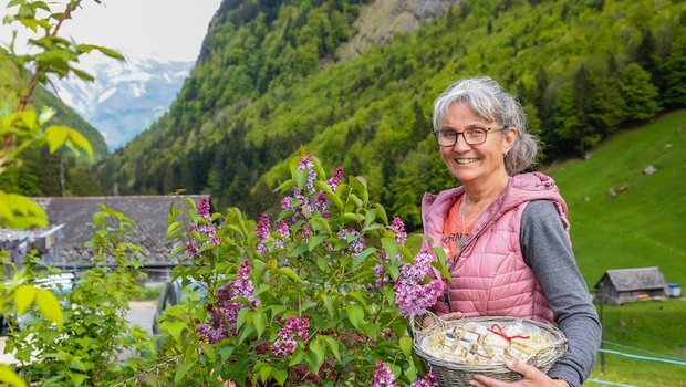 Bäuerin Vreni Zurfluh begegnet ihren Wechseljahren mit Kräutern aus der Natur. Am liebsten findet sie diese auf der eigenen Alp. Schon bald geht es auch dieses Jahr wieder z' Berg. (Bilder Erika Rebsamen)