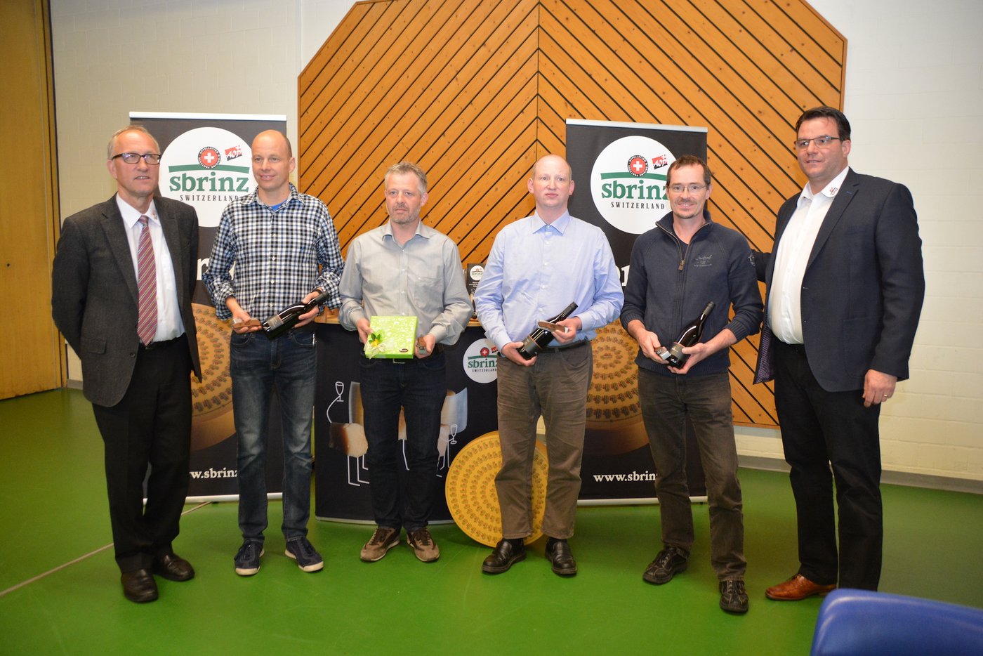 Gewinner Swiss Cheese Awards: v.l. Martin Flüeler, Käserei Flüeler, Alpnach; Thomas Schnider, Alpäserei Fluonalp, Giswil;  Mathias Huwiler, Schönkäse GmbH, Wattwil; Josef Gut, Käserei Gut GmbH, Buochs; flankiert von Präsident Peter Hegglin und Geschäftsführer Stefan Heller (r.).
