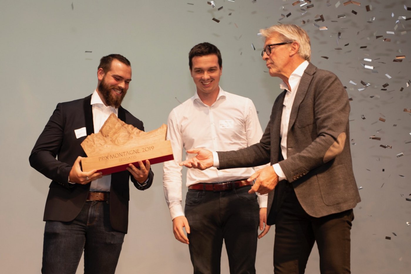 Geosatis gewinnt den Prix Montagne 2019. François Vigier, Kommunikationsbeauftragter Geosatis (links), nimmt den Preis von Jury-Präsident Bernhard Russi entgegen. (Bilder Schweizer Berghilfe)