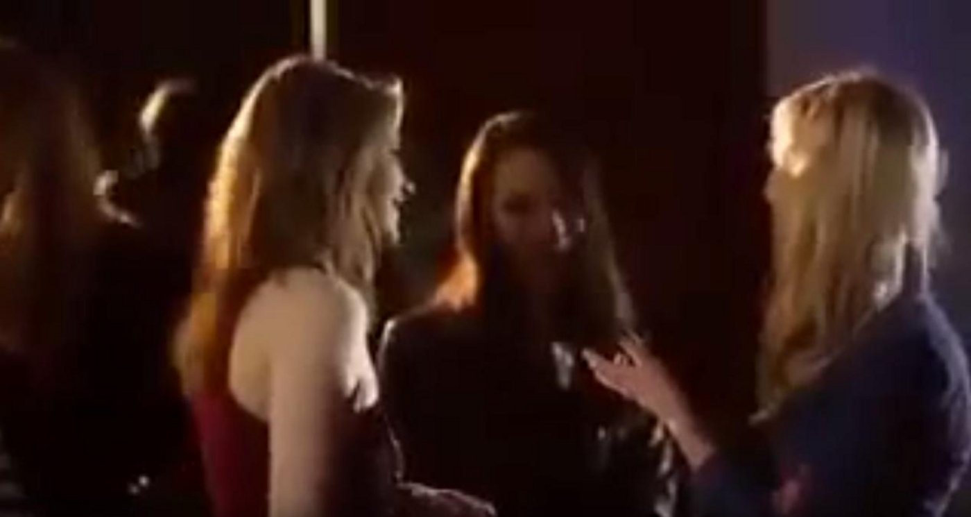 Eine Gruppe junger Frauen schnappt frische Luft vor der Disco. Hier kann man auch wunderbar Leute beobachten ... (Bild Screenshot Youtube)