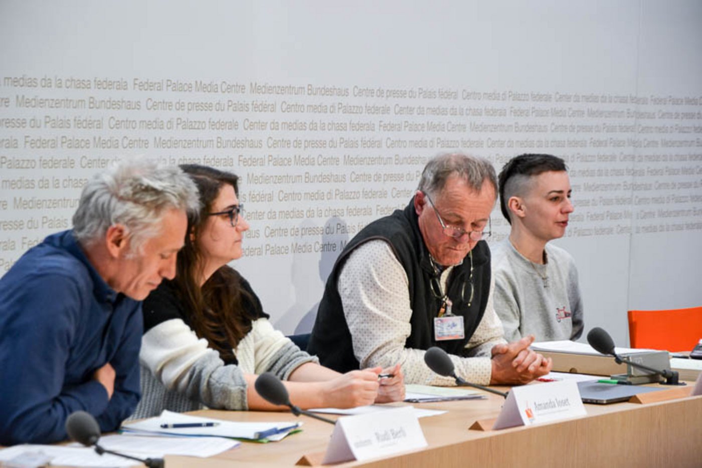 Ruhe vor der PK: Rudi Berli, Amanda Ioset, Willy Cretegny und Michelle Reichelt kurz vor dem Start der Konferenz zum Referendum des Freihandelsabkommen mit Indonesien.