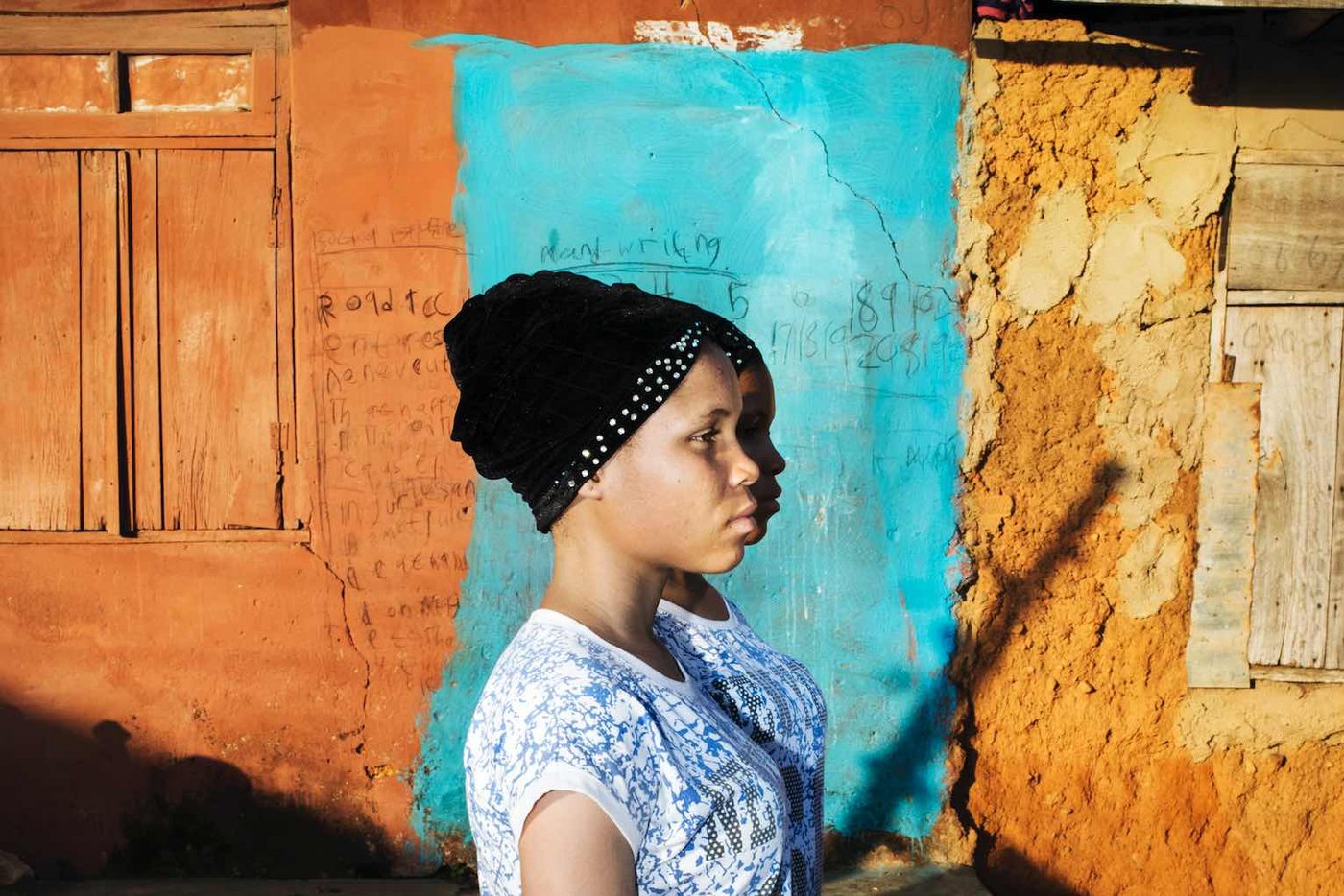 Zwillingsschwestern posieren Seite an Seite, als wäre die eine der Schatten der anderen. Igbo-Ora, Nigeria, 16. Nov. 2018.   © World Press Photo (Bild Bénédicte Kurzen und Sanne De Wilde)