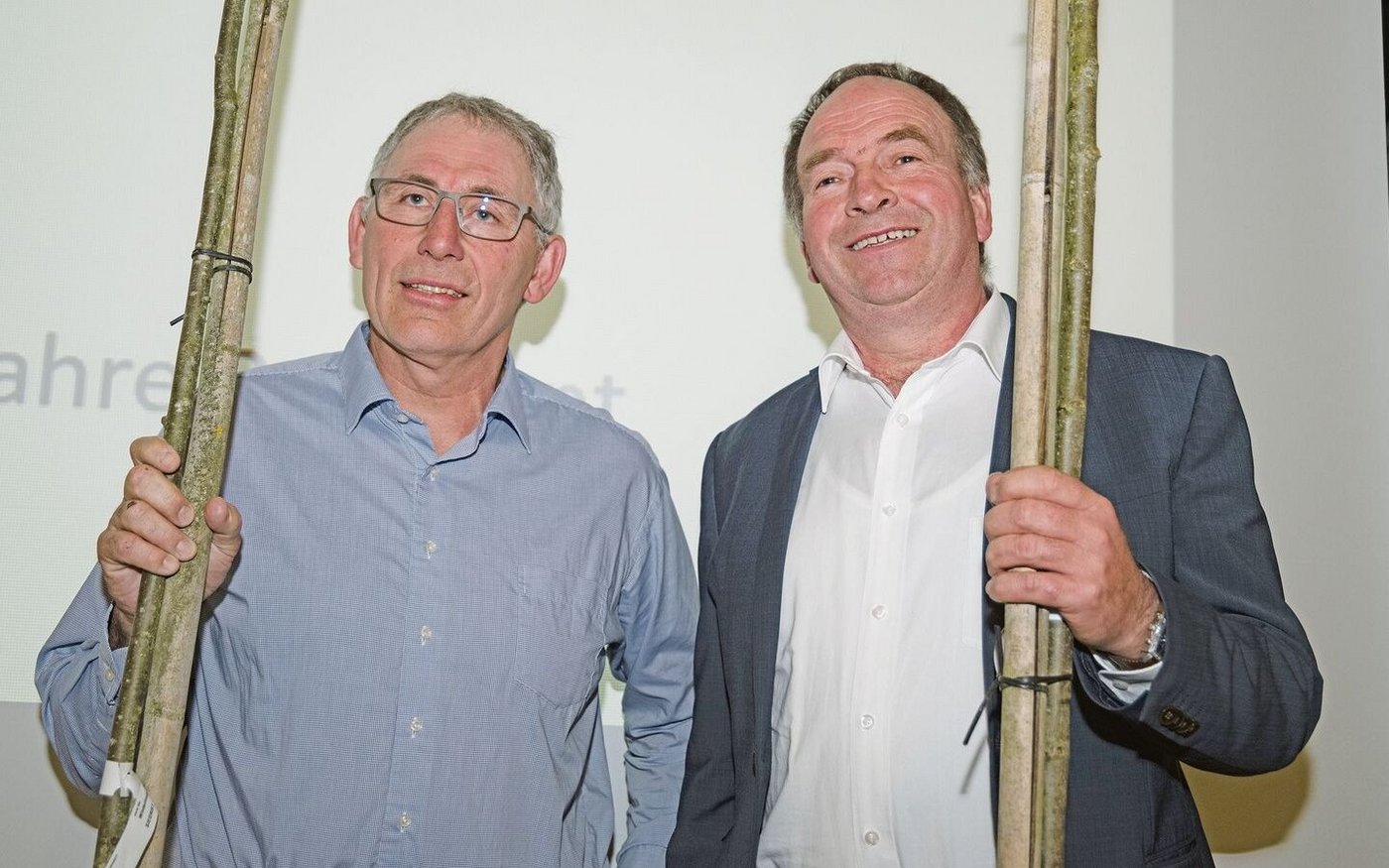 Die stolzen Ehrenmitglieder Daniel Schreiber (l.) und Alois Huber erhielten einen Jubiläumsbaum geschenkt. 