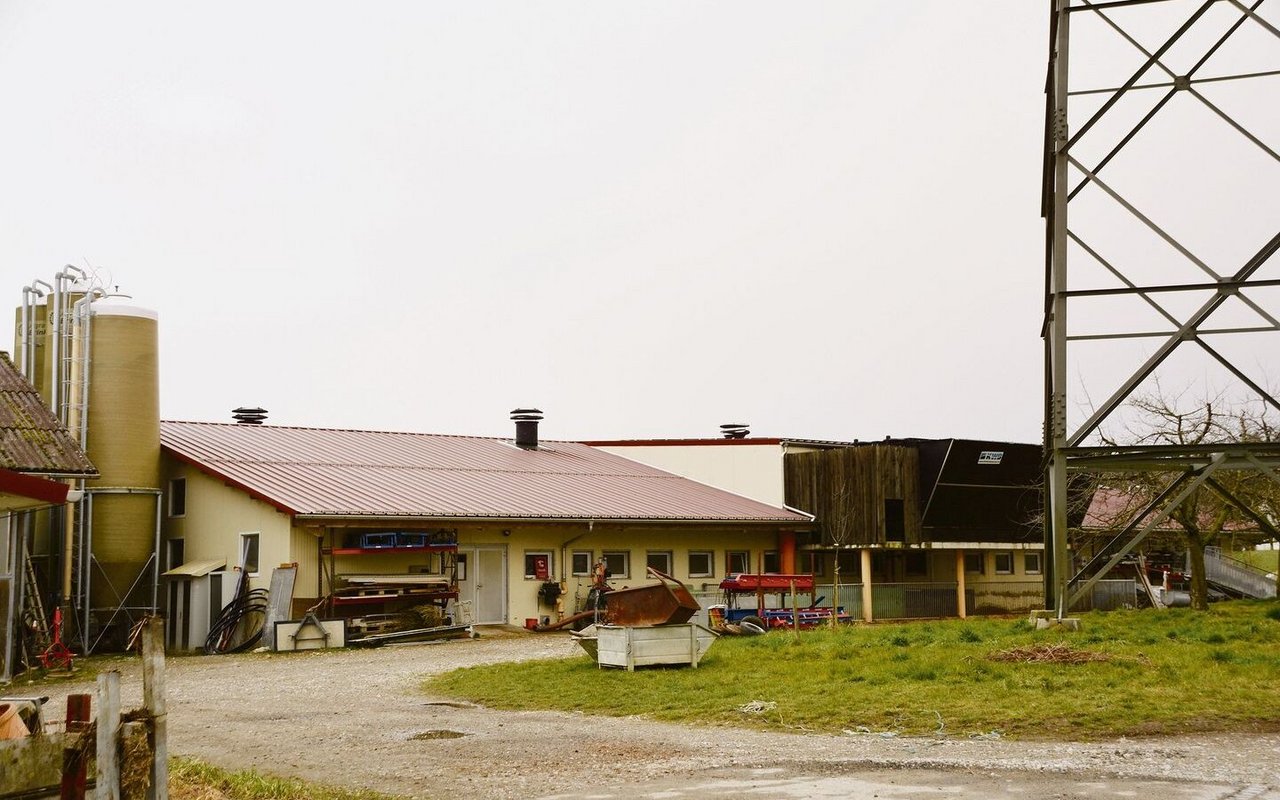Der QM-Schweinemaststall mit 500 Plätzen und dreistufigem Bio-Luftwäscher (rechts).