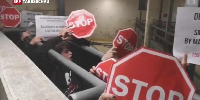 Die Aktivisten ketteten sich im Fleischverarbeitungsbetrieb an. (Bild Screenshot SRF)