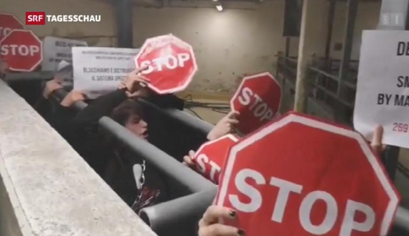 Die Aktivisten ketteten sich im Fleischverarbeitungsbetrieb an. (Bild Screenshot SRF)