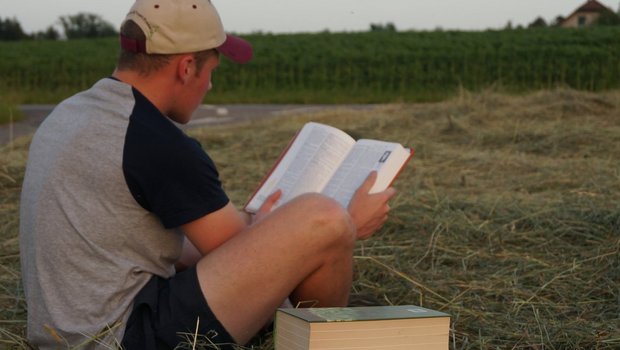 Der Bücherstapel auf dem Feld mag ungewohnt aussehen, doch Theorie und Praxis schliessen sich nicht aus. (Bild Deborah Rentsch)