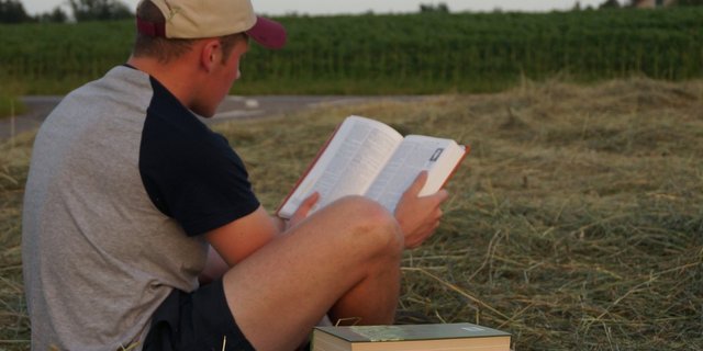Der Bücherstapel auf dem Feld mag ungewohnt aussehen, doch Theorie und Praxis schliessen sich nicht aus. (Bild Deborah Rentsch)