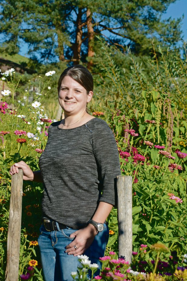 Dina Gafner im Liebegg-Garten vor den Blumen. Das Modul Produkteverarbeitung hat ihr besonders gut gefallen. (Bilder Erika Lüscher)