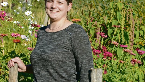 Dina Gafner im Liebegg-Garten vor den Blumen. Das Modul Produkteverarbeitung hat ihr besonders gut gefallen. (Bilder Erika Lüscher)