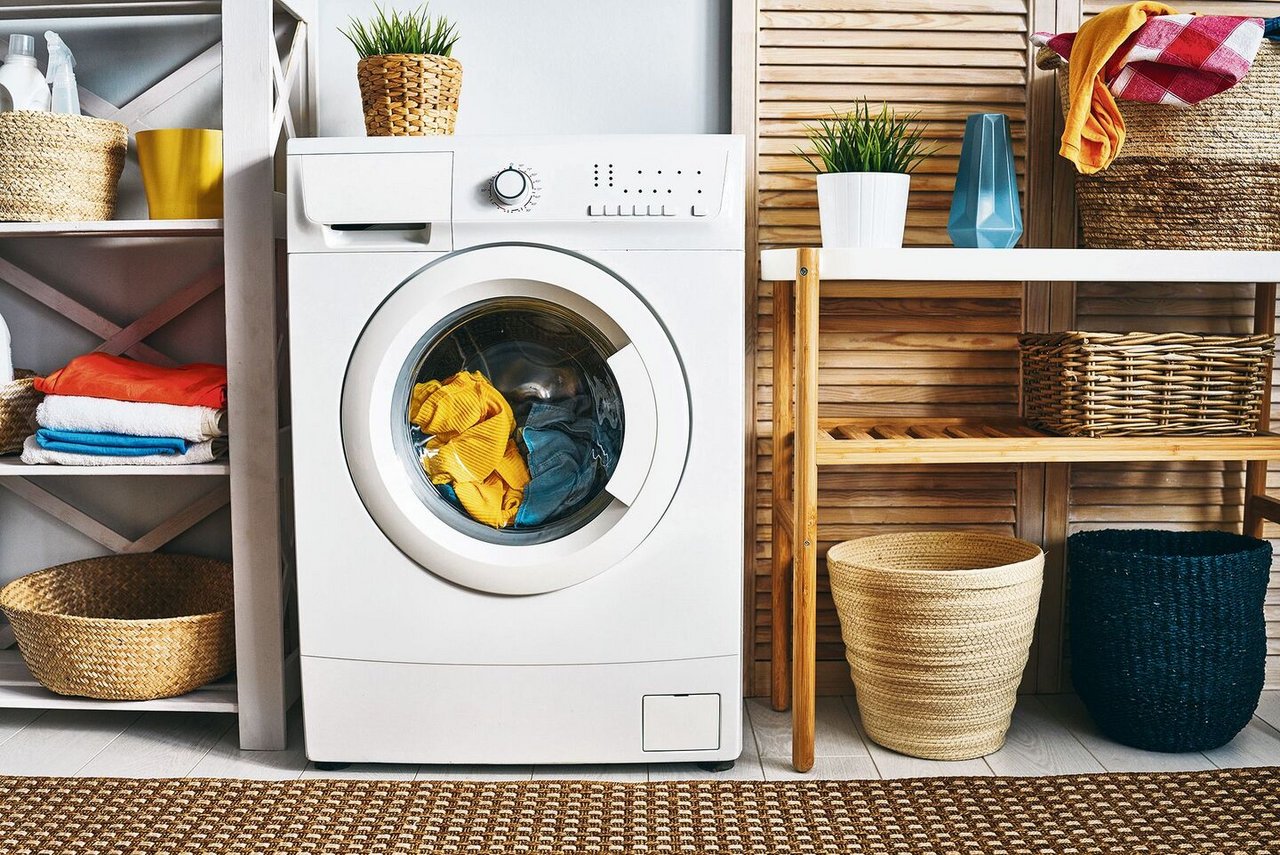 Eine neue Waschmaschine ist teuer. Doch neue Geräte sind komfortabler und brauchen weniger Energie. Wann also soll man ein in die Jahre gekommenes Modell ersetzen? Und wann lohnt es sich noch in eine Reparatur zu investieren? 