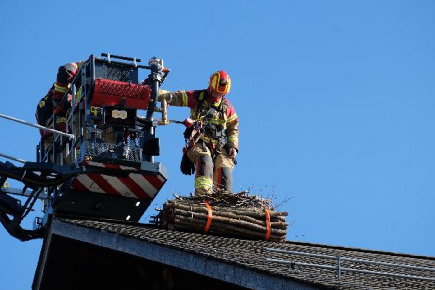 Alfred Winkler des Natur- und Vogelschutzvereins Wasen hat das Nest von Hand aus Weidenzweigen angefertigt. (Bild zVg)