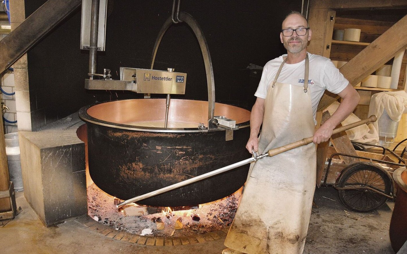 Dieses Jahr käst auf der Riggisalp mit Jakob Ferrer ein Spanier. Das Pflichtenheft für den Gruyère d’Alpage AOP ist sehr streng.
