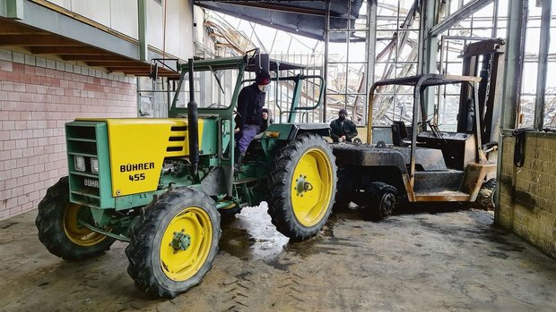 Glück im Unglück: Ar Glück im Unglück: Archiv, Büros und Ersatzteillager der Bührer Traktorenfabrik in Hinwil sind dem verheerenden Brand im März diesen Jahres entgangen. Die Brandursache ist Gegenstand laufender Untersuchungen.