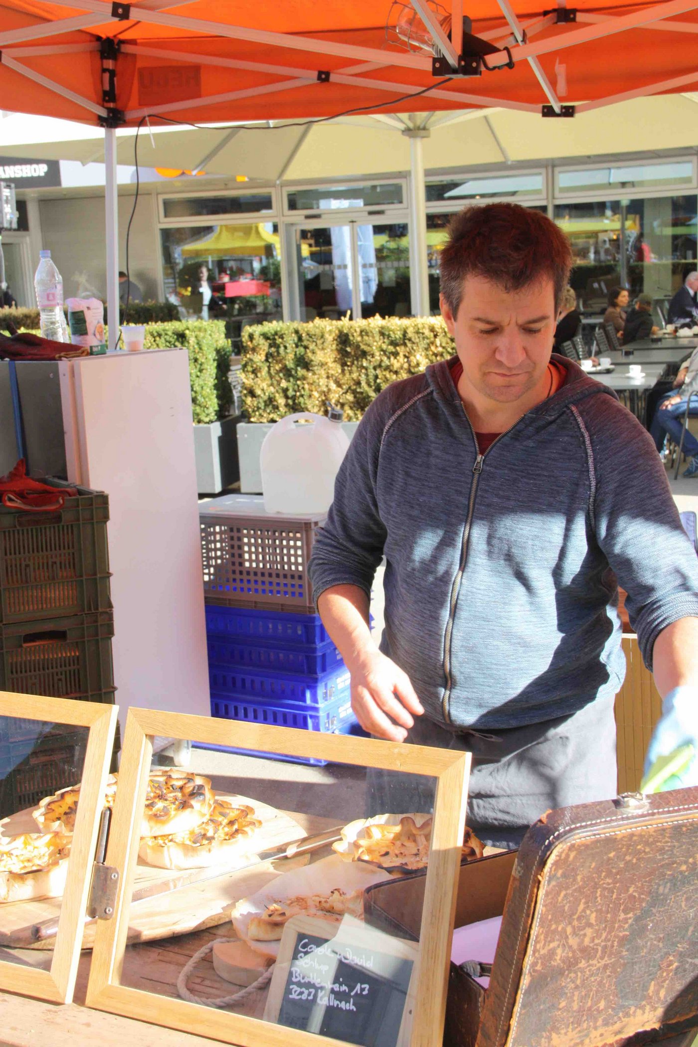 David Schlup aus Kallnach bietet leckeren Apfelkuchen an. 