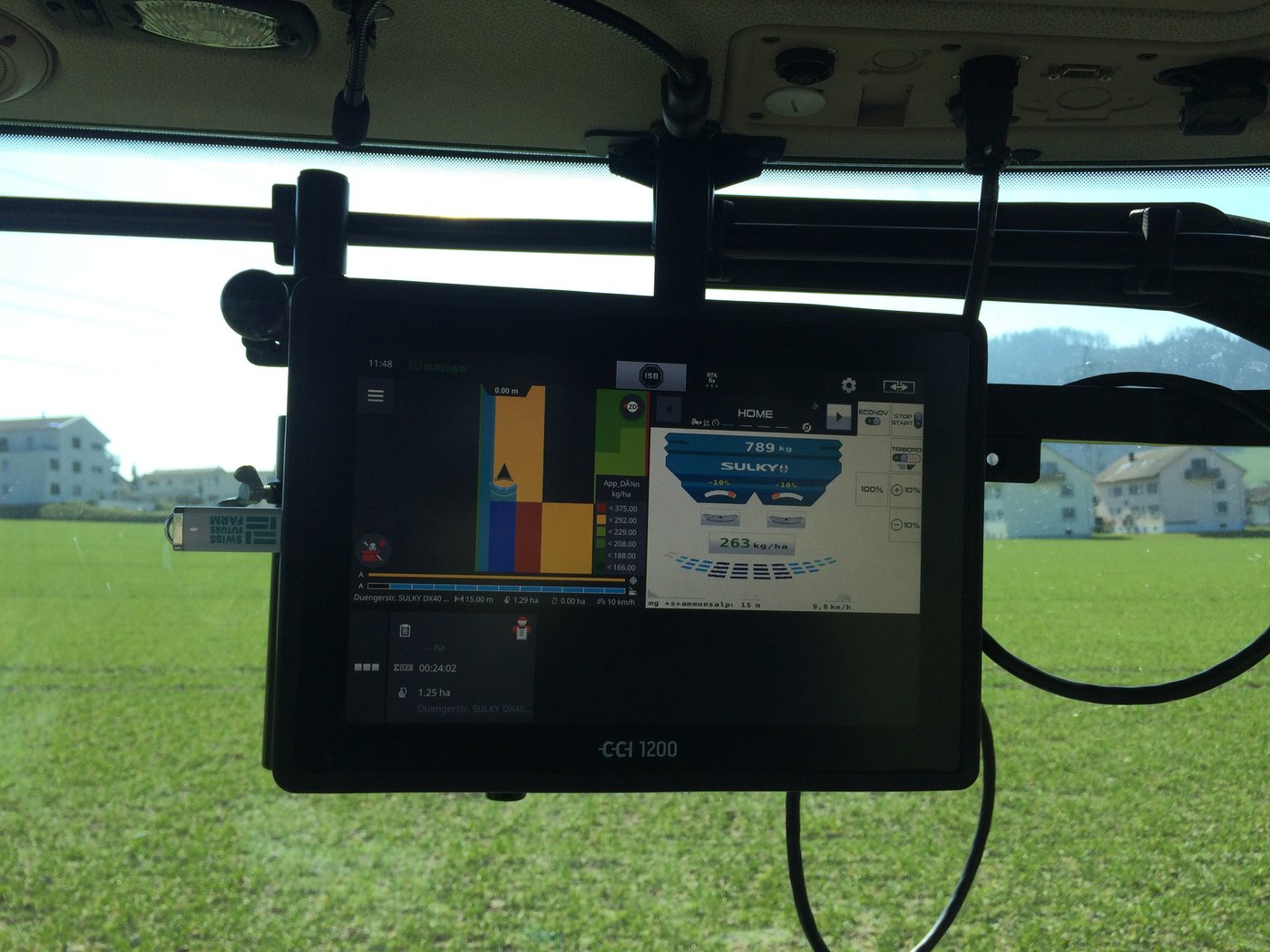 Aus den aufgenommenen Daten wird eine Düngungs- bzw. Applikationskarte erstellt. Die auf den Traktor geladen, von dort in Echtzeit an den Düngerstreuer weitergegeben und von diesem exakt appliziert wird. 