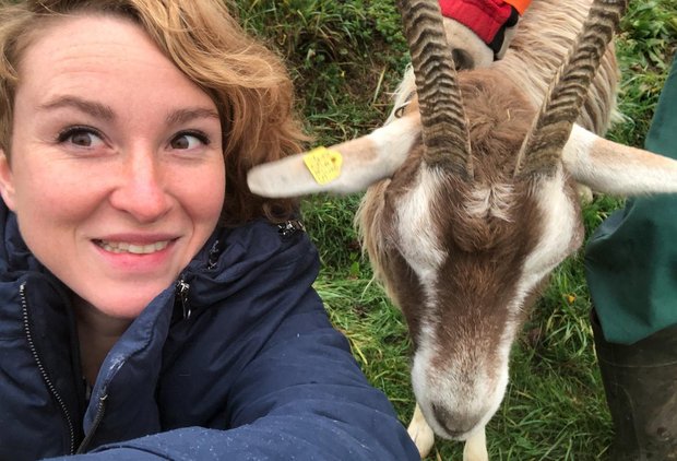 Selfie mit Ziege: Die Aargauer grüne Nationalrätin Irène Kälin will die Ziegen-Enthornung stoppen. (Bild z.V.g.)