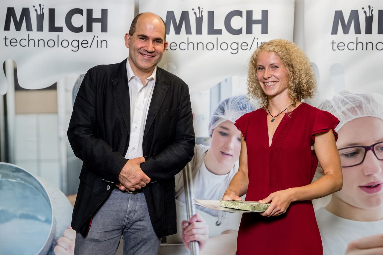 Milchtechnologin Kathia Roos schloss als Klassenbeste mit der Note 5,6 ab. Der Preis wurde übergeben durch Thomas Arnold, Präsident des Schweizerischen Milchwirtschaftlichen Vereins. (Bild BBZN Sursee)