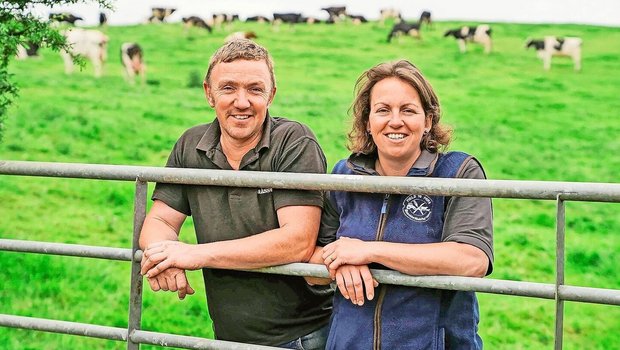 Gewann 2023 in der Kategorie Landwirtschaft: Kate Hoare, im Bild mit Ehemann Kevin, führt im englischen Tideford eine Milchfarm. 
