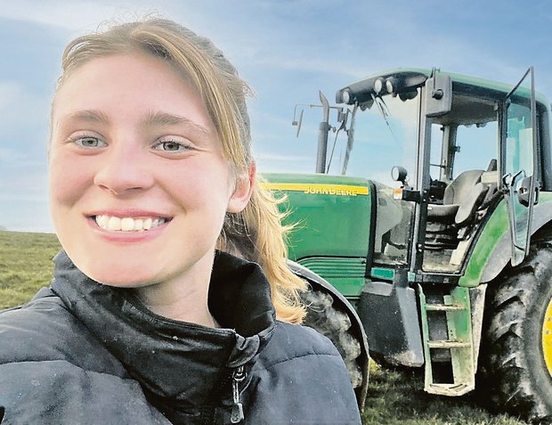 Olivia Mäder aus Bettlach ist im zweiten Lehrjahr als Landwirtin in Combremont le Petite bei Serge Tharin tätig. (Bild Olivia Mäder)ieb in 