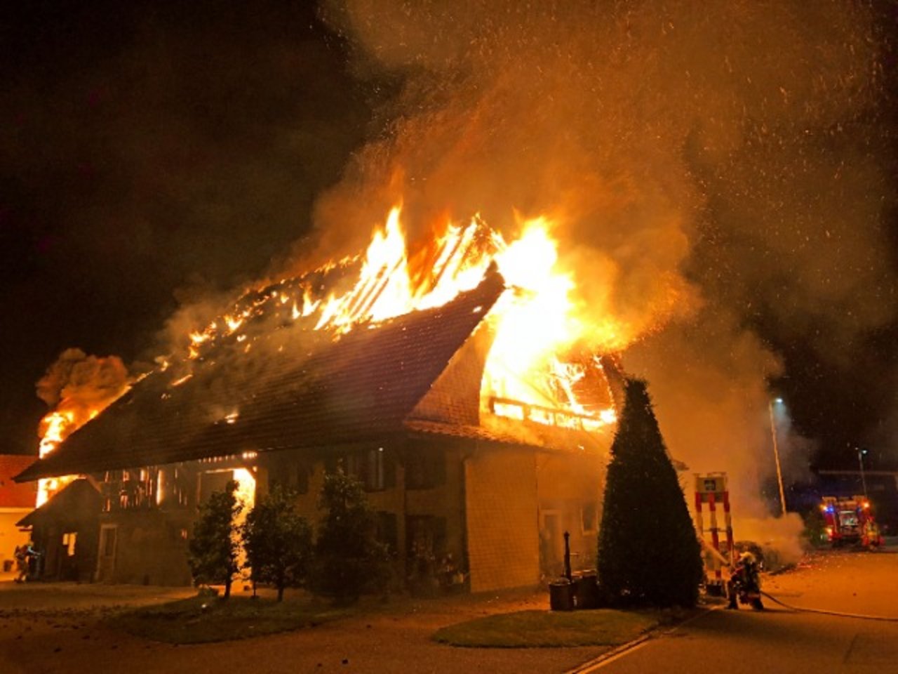 Das Bauernhaus stand bereits voll im Brand, als die umgehend ausgerückten Einsatzkräfte vor Ort eintrafen. (Bild Kapo BE)
