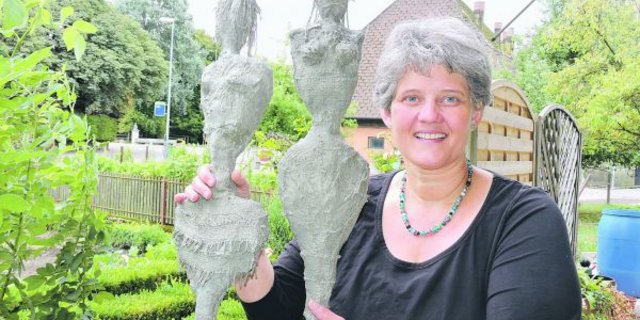 Barbara Kunz weiss den Blick fürs Schöne in ihrem Daheim gekonnt mit speziellen Kunstwerken umzusetzen. Die Zement-Engel hat sie selber gemacht. (Bild Barbara Heiniger)