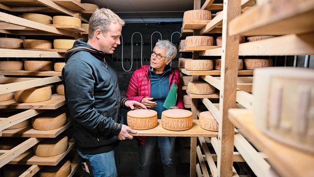 Silvia Uehlinger beg Silvia Uehlinger begutachtet den Käsekeller auf dem Betrieb von Josquin Pasquier bei Hauteville im Kanton Fribourg. Die Agronomin ist eine von drei Frauen im 33-köpfigen Expertenteam der Berghilfe.