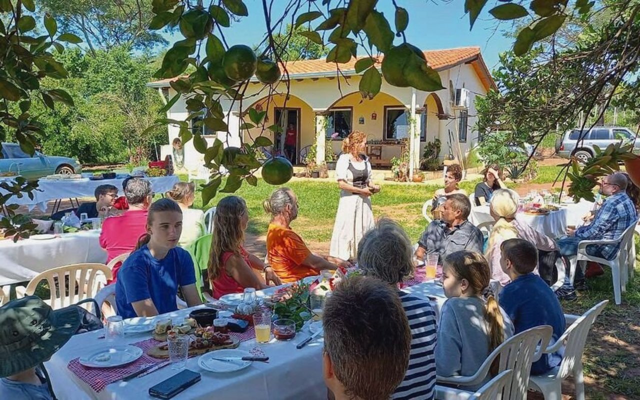 Über 60 Gäste besuchten den ersten Brunch auf dem Hof von Michèle Huber. Es erfüllt ihr Bauernherz mit Freude, wenn die Besucherinnen und Besucher die Produkte schätzen und mit Dankbarkeit kaufen. 