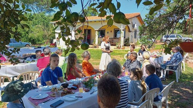 Über 60 Gäste besuch Über 60 Gäste besuchten den ersten Brunch auf dem Hof von Michèle Huber. Es erfüllt ihr Bauernherz mit Freude, wenn die Besucherinnen und Besucher die Produkte schätzen und mit Dankbarkeit kaufen.