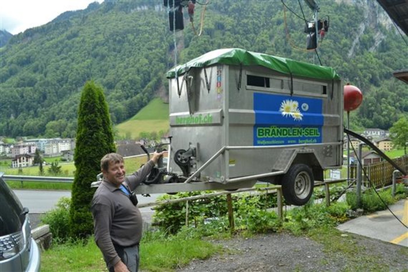 Ueli Schmitter zeigt, wie er die Brändlen-Seilbahn für Tiertransporte nützt. (Bild Paul Küchler)