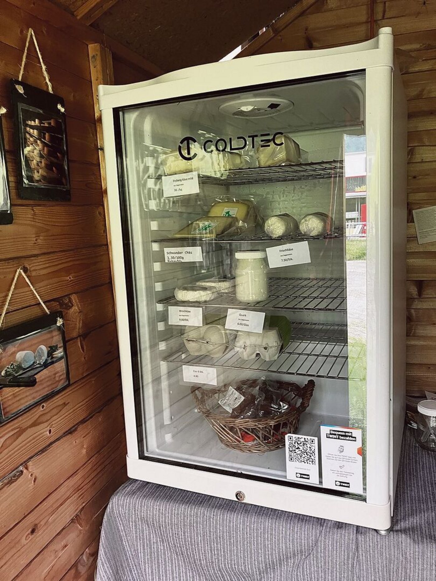 Der Selbstbedienungs-Hofladen «Hüsli» ist zentral gelegen.