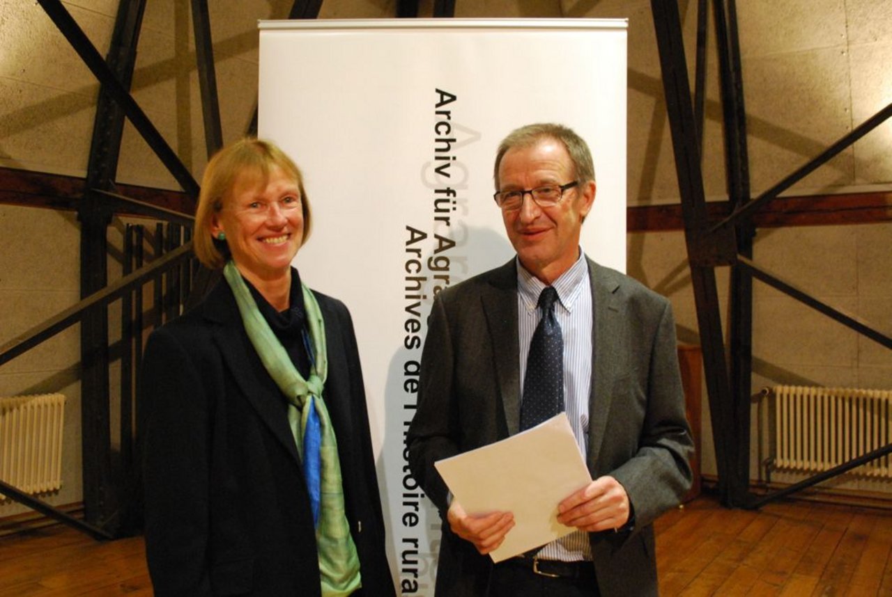 Christel Köhle-Henziger, Vorsitzende der Jury, und Peter Moser, dessen Archiv für Agrargeschichte ausgezeichnet wurde. (Bild: Jeanne Woodtli)