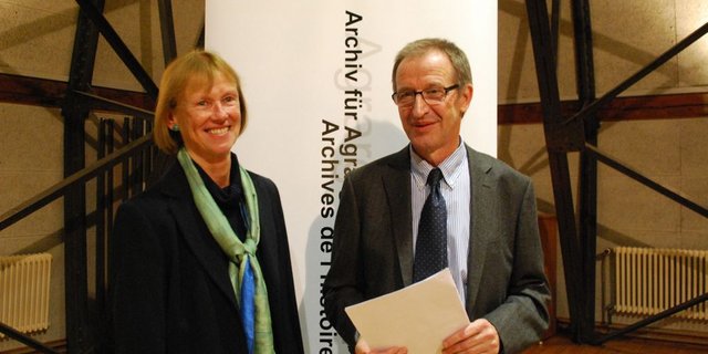 Christel Köhle-Henziger, Vorsitzende der Jury, und Peter Moser, dessen Archiv für Agrargeschichte ausgezeichnet wurde. (Bild: Jeanne Woodtli)