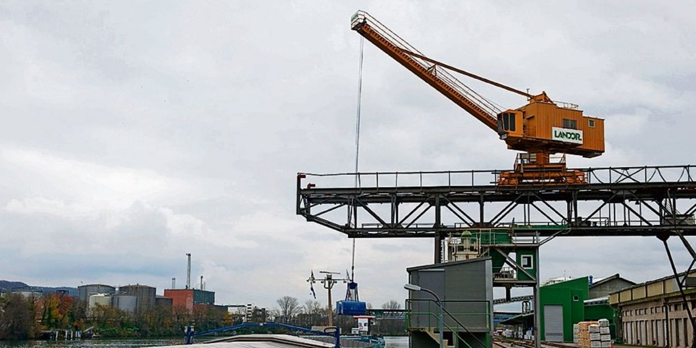 Noch nicht aller Dünger, der im Auhafen in Muttenz ausgeladen wird, wird sofort billiger. (Bild: zVg) 