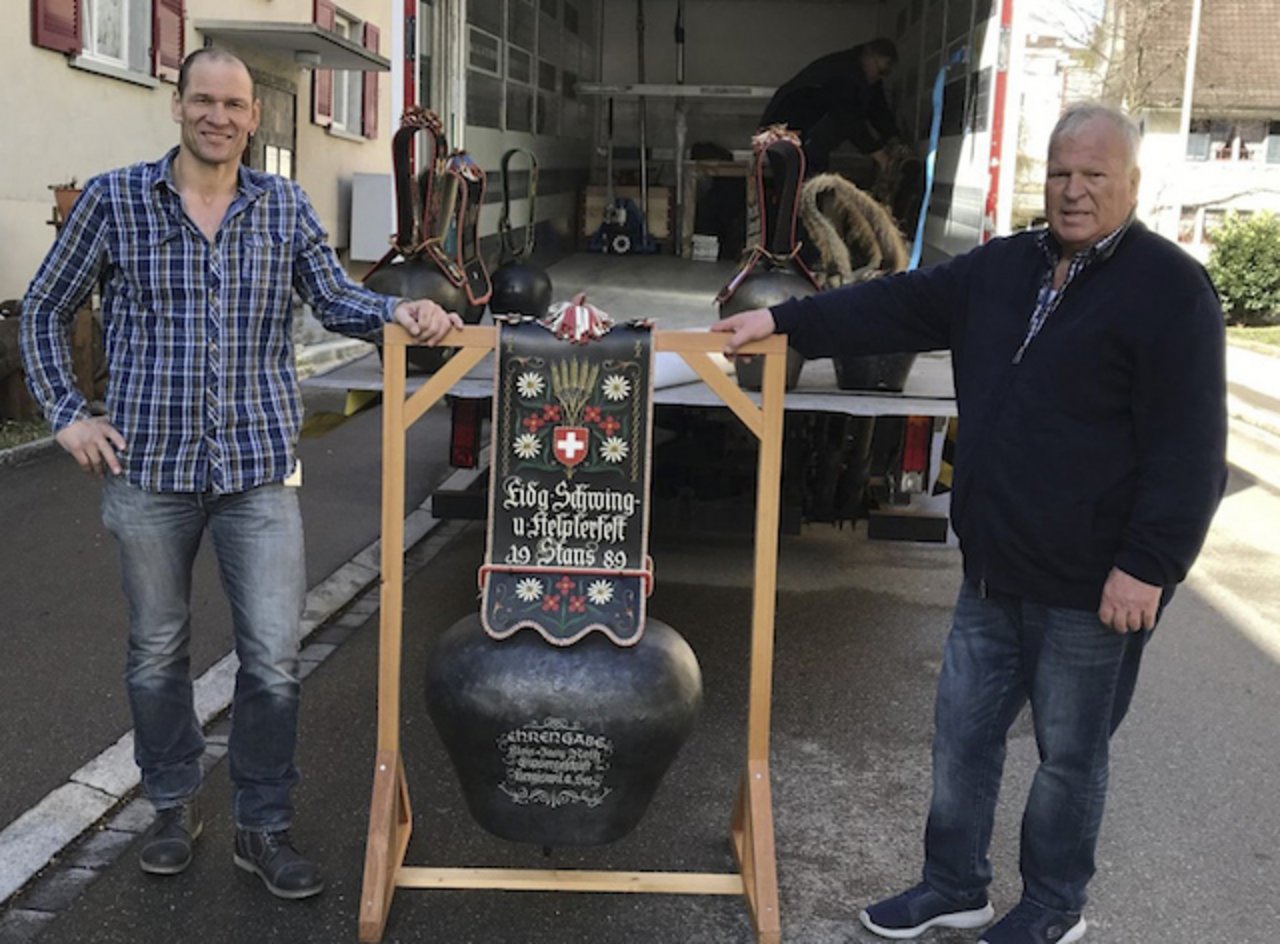 Karl Meli - Sohn des Schwingerkönigs - und Hans Sigrist beim Umzug der Ausstellungsstücke. Sigrist hatte den Ballenberg angefragt, ob Interesse an der Sammlung bestehe. (Bild zvg)