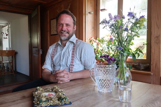Am Stubentisch erzählt Sander Kunz von seiner der Arbeit mit den Schäppeln. Die Blumen sind aus dem eigenen Garten. (Bilder Esther Thalmann)
