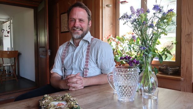 Am Stubentisch erzählt Sander Kunz von seiner der Arbeit mit den Schäppeln. Die Blumen sind aus dem eigenen Garten. (Bilder Esther Thalmann)