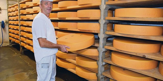 Urs Leuenberger im Käsekeller. Zwei Monate lang wird der Gruyère AOP hier gelagert. Aus Platzgründen kommt er zur weiteren Reifung in einen anderen Standort. 