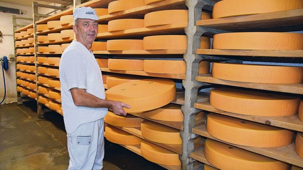 Urs Leuenberger im K Urs Leuenberger im Käsekeller. Zwei Monate lang wird der Gruyère AOP hier gelagert. Aus Platzgründen kommt er zur weiteren Reifung in einen anderen Standort.