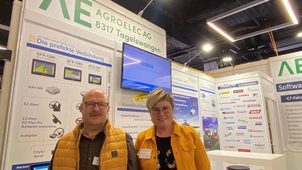 Spezialist für Digitalisierung auf dem Acker: Urs Strässler von Agroelec mit Andrea Roth Verkaufsspezialistin von den Schweizer Agrarmedien. (Bild: akr)
