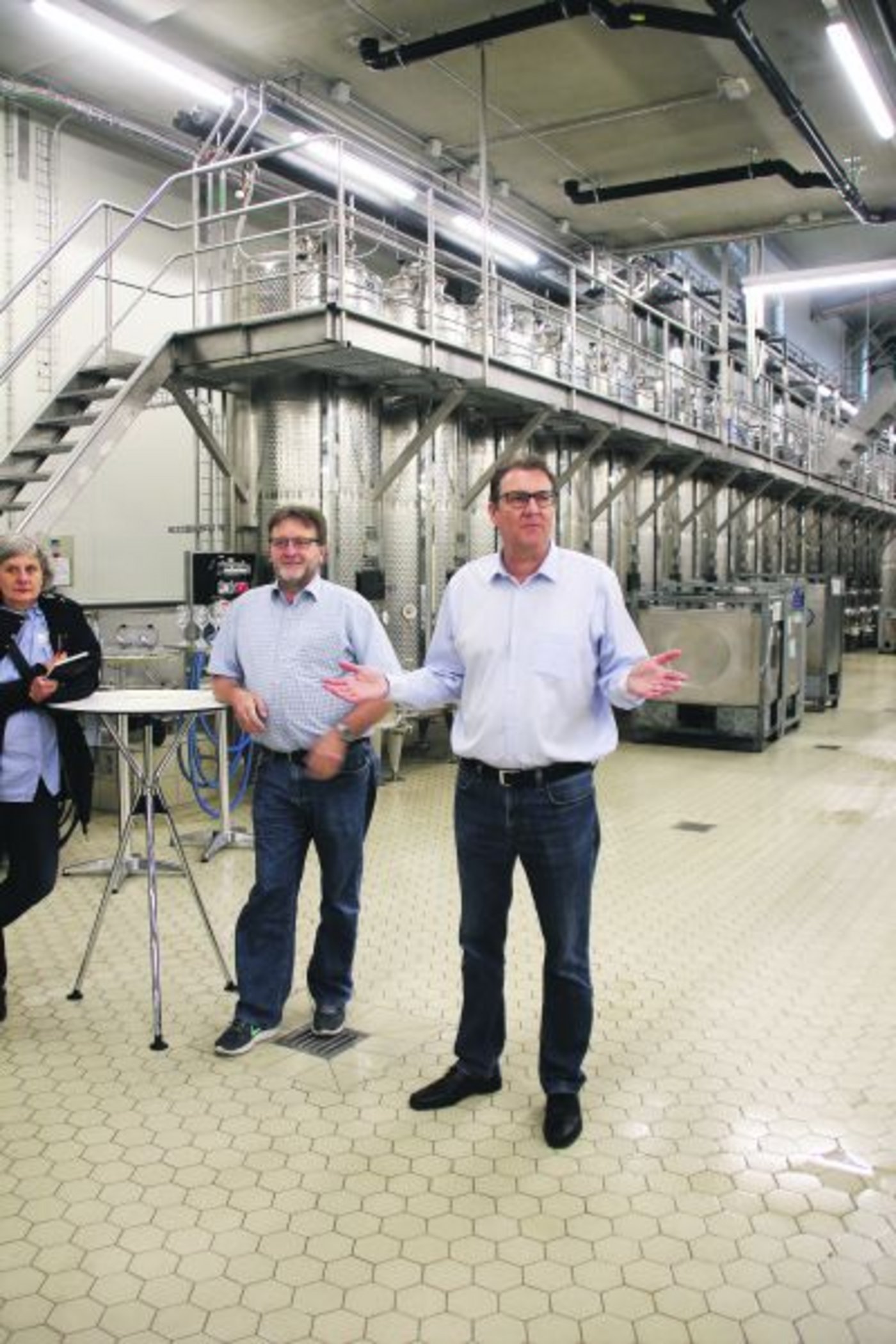 Hermann Steitz (links) und Thomas Wettach präsentierten stolz die neue Kellerei. (Bild Roland Müller)