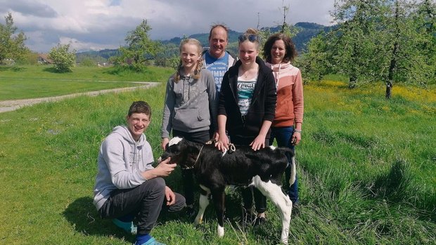 Kurt und Andrea Tann Kurt und Andrea Tanner-Schwarz mit den Kindern Lukas, Stefanie und Evelyn. Ihr Betrieb in Steffisburg ist vielseitig aufgebaut. Die Milchwirtschaft und ein Hofladen sind wichtige Betriebszweige.