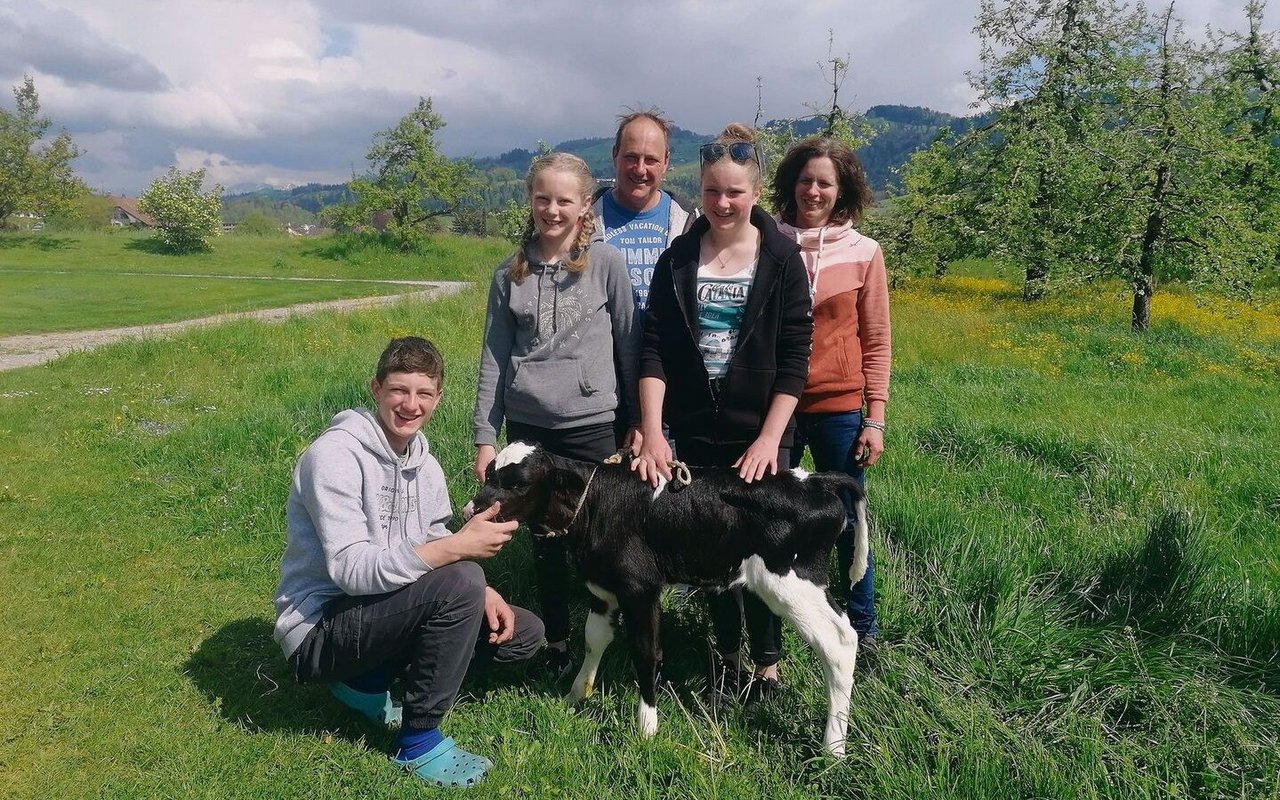 Kurt und Andrea Tanner-Schwarz mit den Kindern Lukas, Stefanie und Evelyn. Ihr Betrieb in Steffisburg ist vielseitig aufgebaut. Die Milchwirtschaft und ein Hofladen sind wichtige Betriebszweige.