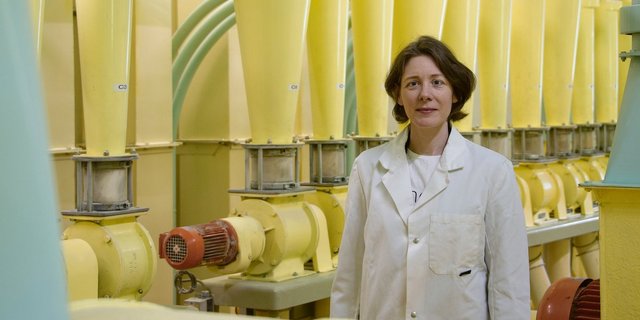 In der Produktionsanlage: Corinne Mühlebach ist überzeugt, dass das Mehlangebot in Zukunft noch weiter segmentiert wird. Grund dafür ist die immer breitere Auswahl im Brotregal. (Bild hja)