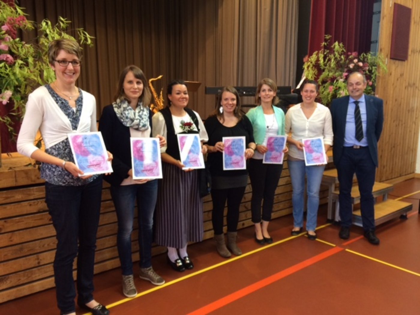 Die von den Schweizer Agrarmedien (SAM) für Sonderleistungen ausgezeichneten Bäuerinnen. Rechts im Bild SAM-Präsident Markus Aebi. (Bild akr)