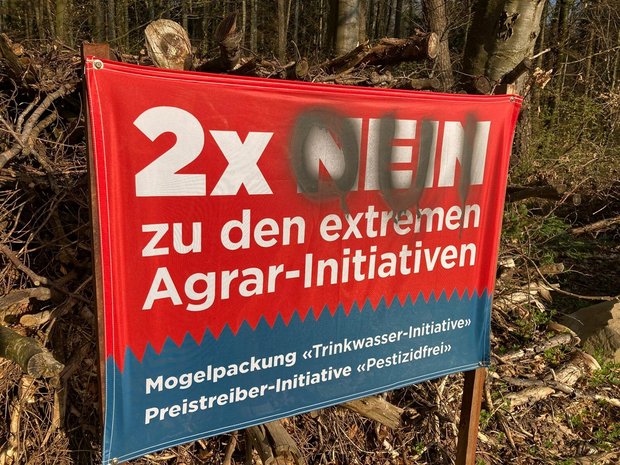 Beschädigte Plakate sind noch eher harmlos, es soll aber auch zu Drohungen und Brandanschlägen gekommen sein. (Bild Freiburger Bauernverband)