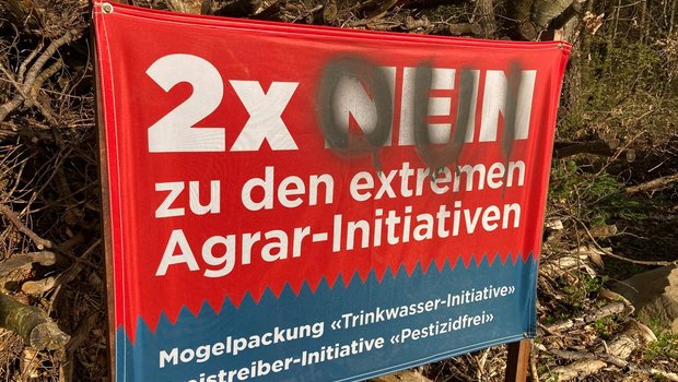 Beschädigte Plakate sind noch eher harmlos, es soll aber auch zu Drohungen und Brandanschlägen gekommen sein. (Bild Freiburger Bauernverband)